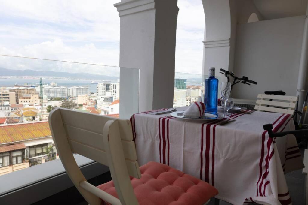 Appartement Charming Colonial Flat In Historic Building à Gibraltar Extérieur photo